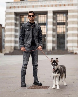 Come indossare e abbinare jeans grigio scuro in modo rilassato: Potresti indossare una giacca di jeans grigio scuro e jeans grigio scuro per un look perfetto per il weekend. Per distinguerti dagli altri, calza un paio di stivali da lavoro in pelle neri.