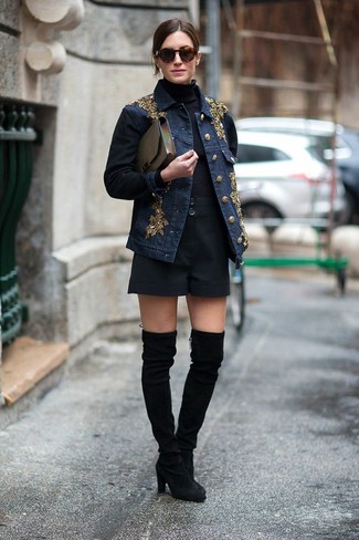 Look alla moda per donna: Giacca di jeans decorata blu scuro, Dolcevita nero, Pantaloncini neri, Stivali sopra il ginocchio in pelle scamosciata neri