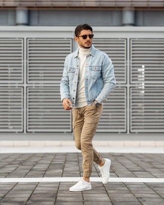 Come indossare e abbinare un dolcevita con una giacca di jeans: Prova ad abbinare una giacca di jeans con un dolcevita per un outfit comodo ma studiato con cura. Per un look più rilassato, indossa un paio di sneakers basse di tela bianche.