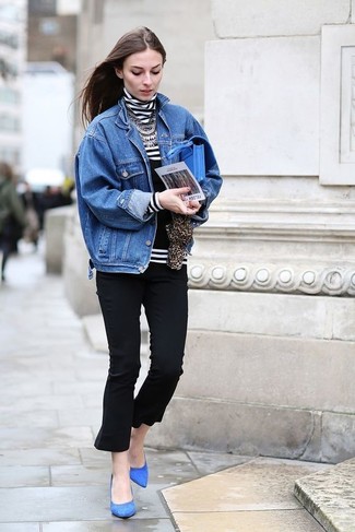 Look alla moda per donna: Giacca di jeans blu, Dolcevita a righe orizzontali bianco e nero, Pinocchietti neri, Décolleté in pelle scamosciata blu