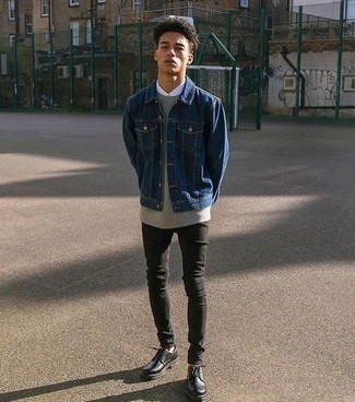 Come indossare e abbinare una felpa con jeans aderenti per un uomo di 17 anni: Metti una felpa e jeans aderenti per un look perfetto per il weekend. Aggiungi un paio di scarpe derby in pelle nere al tuo look per migliorare all'istante il tuo stile.