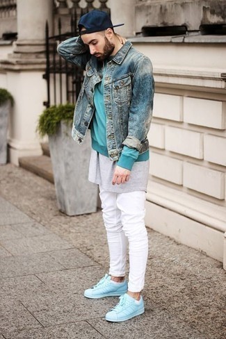 Come indossare e abbinare una giacca di jeans con sneakers basse: Prova ad abbinare una giacca di jeans con jeans bianchi per un look spensierato e alla moda. Sneakers basse sono una gradevolissima scelta per completare il look.