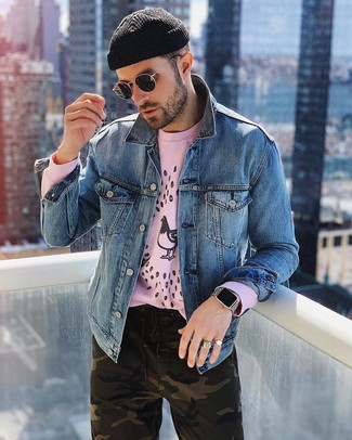 Come indossare e abbinare una felpa rosa con una giacca di jeans blu: Sfrutta gli abiti più adatti al tempo libero con questa combinazione di una giacca di jeans blu e una felpa rosa.