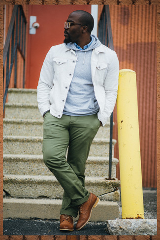 Come indossare e abbinare una giacca di jeans bianca per un uomo di 30 anni: Punta su una giacca di jeans bianca e chino verde oliva per un look semplice, da indossare ogni giorno. Sfodera il gusto per le calzature di lusso e indossa un paio di scarpe brogue in pelle marroni.
