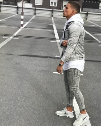 Come indossare e abbinare un maglione per un uomo di 20 anni in modo rilassato: Prova a combinare un maglione con jeans aderenti grigi per un look perfetto per il weekend. Sfodera il gusto per le calzature di lusso e opta per un paio di scarpe sportive bianche.