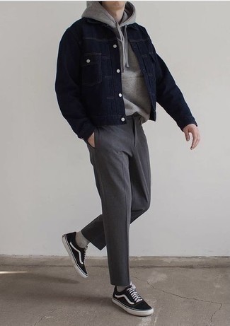 Quale sneakers basse indossare con chino grigio scuro: Prova a combinare una giacca di jeans blu scuro con chino grigio scuro per un look spensierato e alla moda. Indossa un paio di sneakers basse per un tocco più rilassato.