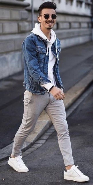 Come indossare e abbinare chino di lana grigi: Abbina una giacca di jeans blu con chino di lana grigi per un look raffinato per il tempo libero. Indossa un paio di sneakers basse in pelle bianche per un tocco più rilassato.