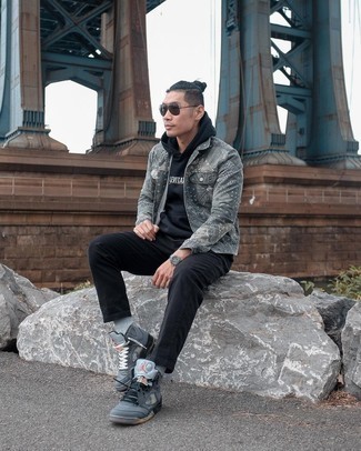 Quale chino indossare con sneakers alte grigie: Opta per una giacca di jeans stampata grigia e chino per vestirti casual. Se non vuoi essere troppo formale, opta per un paio di sneakers alte grigie.