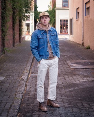 Look alla moda per uomo: Giacca di jeans blu, Felpa con cappuccio marrone chiaro, Chino bianchi, Stivali casual in pelle marroni