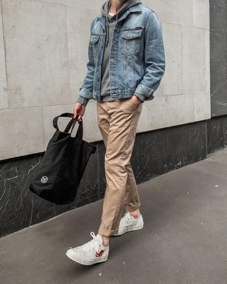 Come indossare e abbinare un salvapiede in modo casual: Per un outfit della massima comodità, abbina una giacca di jeans azzurra con un salvapiede. Calza un paio di sneakers basse di tela stampate bianche per un tocco virile.