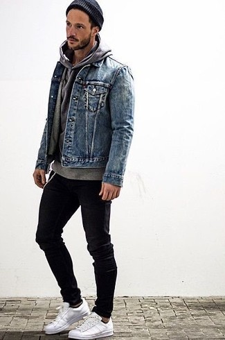 Come indossare e abbinare jeans aderenti neri per un uomo di 30 anni in modo casual: Potresti abbinare una giacca di jeans blu con jeans aderenti neri per un look semplice, da indossare ogni giorno. Sneakers basse bianche sono una buona scelta per completare il look.