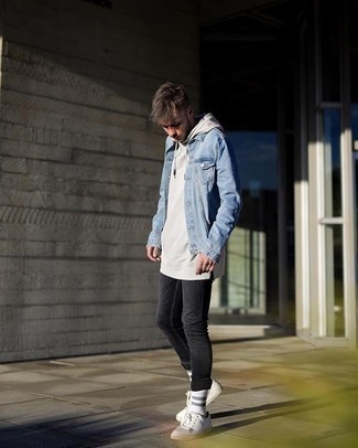 Come indossare e abbinare jeans grigio scuro con sneakers basse di tela bianche quando fa caldo: Combina una giacca di jeans azzurra con jeans grigio scuro per vestirti casual. Sneakers basse di tela bianche sono una buona scelta per completare il look.