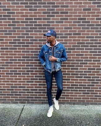 Quale jeans aderenti indossare con una giacca di jeans blu per un uomo di 20 anni: Metti una giacca di jeans blu e jeans aderenti per un look spensierato e alla moda. Se non vuoi essere troppo formale, opta per un paio di sneakers alte di tela stampate bianche.