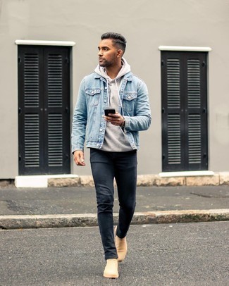 Come indossare e abbinare stivali marrone chiaro per un uomo di 30 anni in modo casual: Prova ad abbinare una giacca di jeans azzurra con jeans aderenti neri per affrontare con facilità la tua giornata. Scegli un paio di stivali marrone chiaro come calzature per dare un tocco classico al completo.