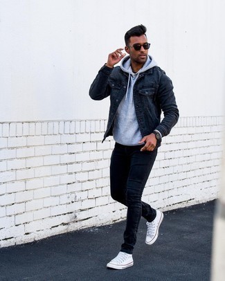 Come indossare e abbinare occhiali da sole neri per un uomo di 30 anni: Scegli un outfit rilassato in una giacca di jeans grigio scuro e occhiali da sole neri. Sneakers basse di tela bianche daranno lucentezza a un look discreto.