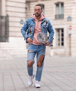 Quale jeans indossare con una giacca di jeans azzurra per un uomo di 20 anni in primavera 2025 in modo rilassato: Metti una giacca di jeans azzurra e jeans per un outfit rilassato ma alla moda. Se non vuoi essere troppo formale, scegli un paio di scarpe sportive bianche. Un look magnifico per essere più cool e trendy anche durante la stagione transitoria.