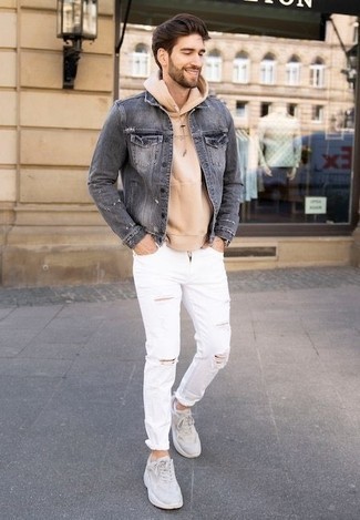 Come indossare e abbinare una giacca di jeans grigia in modo rilassato: Scegli un outfit composto da una giacca di jeans grigia e jeans strappati bianchi per un outfit rilassato ma alla moda. Per distinguerti dagli altri, opta per un paio di scarpe sportive beige.