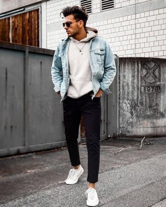 Quale giacca di jeans indossare con sneakers basse bianche per un uomo di 20 anni: Potresti abbinare una giacca di jeans con jeans neri per vestirti casual. Sneakers basse bianche sono una validissima scelta per completare il look.