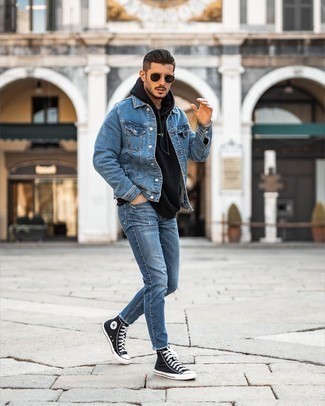 Come indossare e abbinare sneakers alte nere con una giacca di jeans blu quando fa caldo in modo rilassato: Prova ad abbinare una giacca di jeans blu con jeans strappati blu per un'atmosfera casual-cool. Perfeziona questo look con un paio di sneakers alte nere.