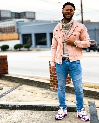 Come indossare e abbinare una giacca di jeans rosa: Potresti combinare una giacca di jeans rosa con jeans blu per un outfit comodo ma studiato con cura. Per distinguerti dagli altri, opta per un paio di scarpe sportive blanche e viola.