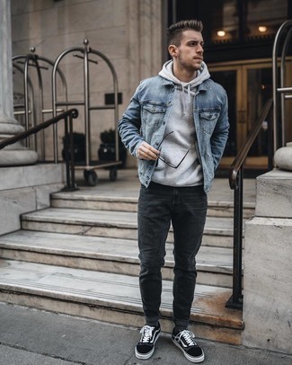 Come indossare e abbinare una giacca di jeans azzurra con jeans grigi: Prova ad abbinare una giacca di jeans azzurra con jeans grigi per un look semplice, da indossare ogni giorno. Sneakers basse di tela nere e bianche sono una valida scelta per completare il look.