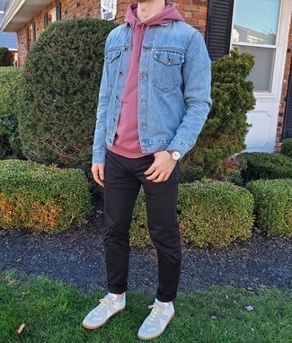 Come indossare e abbinare una giacca di jeans azzurra per un uomo di 20 anni in modo casual: Scegli una giacca di jeans azzurra e jeans neri per un outfit comodo ma studiato con cura. Sneakers basse in pelle bianche sono una buona scelta per completare il look.