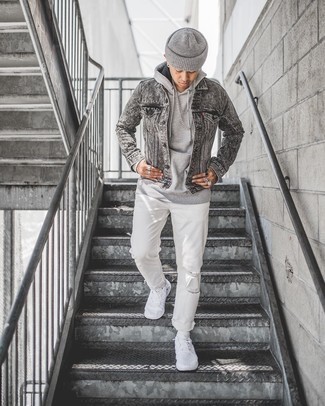 Come indossare e abbinare una giacca di jeans grigia con sneakers basse di tela bianche: Per un outfit della massima comodità, indossa una giacca di jeans grigia con jeans strappati bianchi. Scegli un paio di sneakers basse di tela bianche per dare un tocco classico al completo.