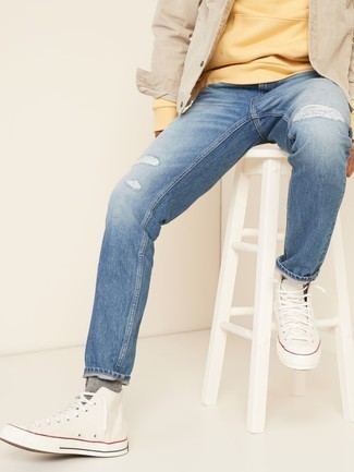 Come indossare e abbinare jeans blu scuro con sneakers alte di tela bianche quando fa caldo in modo rilassato: Vestiti con una giacca di jeans beige e jeans blu scuro per un outfit rilassato ma alla moda. Per un look più rilassato, scegli un paio di sneakers alte di tela bianche.