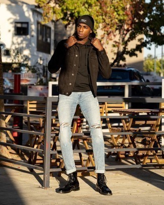 Quale jeans indossare con stivali casual neri in primavera 2025 in modo casual: Opta per una giacca di jeans marrone scuro e jeans per una sensazione di semplicità e spensieratezza. Scegli un paio di stivali casual neri come calzature per un tocco virile. Una magnifica idea per essere più cool e perfettamente alla moda anche in questi mesi primaverili.