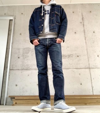 Quale jeans indossare con sneakers basse azzurre per un uomo di 30 anni: Per un outfit quotidiano pieno di carattere e personalità, vestiti con una giacca di jeans blu scuro e jeans. Perfeziona questo look con un paio di sneakers basse azzurre.