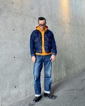 Look alla moda per uomo: Giacca di jeans blu scuro, Felpa con cappuccio arancione, Jeans blu scuro, Scarpe derby in pelle nere