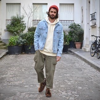Quale giacca di jeans indossare con chukka terracotta per un uomo di 30 anni: Opta per una giacca di jeans e pantaloni cargo verde oliva per affrontare con facilità la tua giornata. Sfodera il gusto per le calzature di lusso e calza un paio di chukka terracotta.