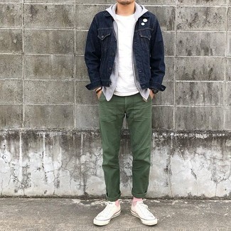 Trend da uomo 2021: Indossa una giacca di jeans blu scuro e chino verde oliva per un look raffinato per il tempo libero. Mettiti un paio di sneakers basse di tela bianche per avere un aspetto più rilassato.