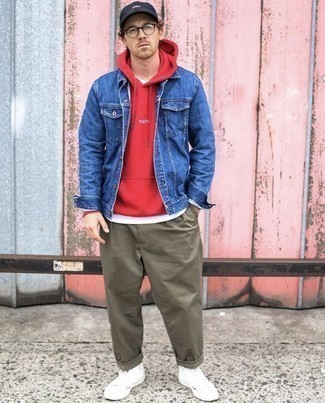 Look alla moda per uomo: Giacca di jeans blu, Felpa con cappuccio rossa, T-shirt girocollo bianca, Chino verde oliva