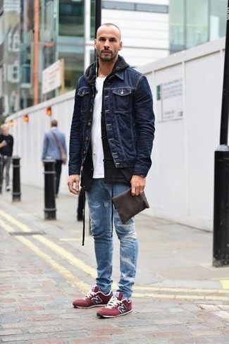 Quale jeans aderenti indossare con una giacca di jeans blu in modo rilassato: Scegli una giacca di jeans blu e jeans aderenti per un outfit rilassato ma alla moda. Sneakers basse bordeaux sono una eccellente scelta per completare il look.