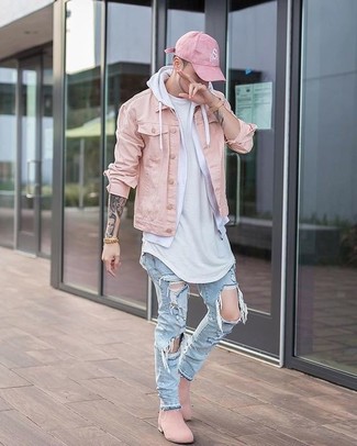 Quale jeans indossare con una giacca di jeans rosa in autunno 2024: Scegli un outfit composto da una giacca di jeans rosa e jeans per un look comfy-casual. Scegli un paio di stivali chelsea in pelle scamosciata rosa come calzature per mettere in mostra il tuo gusto per le scarpe di alta moda. Una buona scelta per per vestirsi alla moda durante la stagione autunnale!