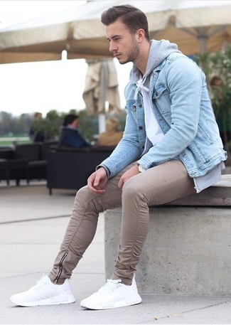 Quale giacca di jeans indossare con scarpe sportive bianche: Per creare un adatto a un pranzo con gli amici nel weekend scegli un outfit composto da una giacca di jeans e chino beige. Per un look più rilassato, mettiti un paio di scarpe sportive bianche.