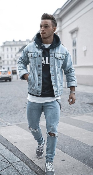 Come indossare e abbinare una giacca di jeans con jeans per un uomo di 20 anni: Prova ad abbinare una giacca di jeans con jeans per un outfit rilassato ma alla moda. Ispirati all'eleganza di Luca Argentero e completa il tuo look con un paio di sneakers basse di tela grigie.