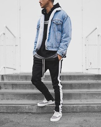 Come indossare e abbinare pantaloni sportivi neri per un uomo di 20 anni quando fa caldo: Mostra il tuo stile in una giacca di jeans azzurra con pantaloni sportivi neri per un look raffinato per il tempo libero. Sneakers basse di tela grigie sono una eccellente scelta per completare il look.