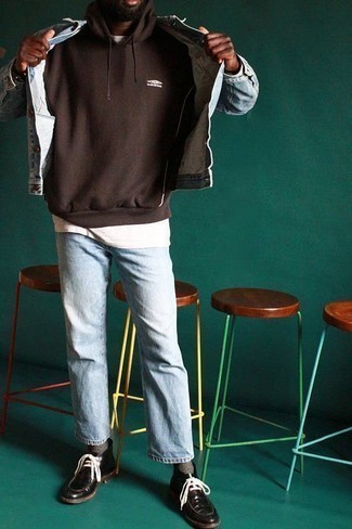 Come indossare e abbinare una giacca di jeans azzurra in autunno 2024: Potresti indossare una giacca di jeans azzurra e jeans azzurri per un pranzo domenicale con gli amici. Ispirati all'eleganza di Luca Argentero e completa il tuo look con un paio di chukka in pelle nere. Una magnifica idea per tuo outfit autunnale!