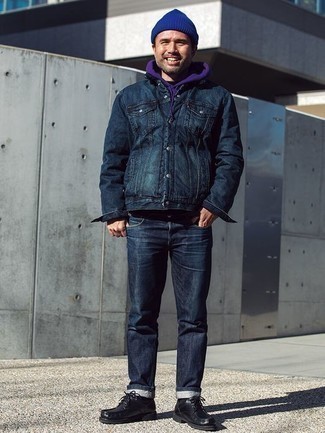 Come indossare e abbinare una berretto per un uomo di 40 anni quando fa freddo: Una giacca di jeans blu scuro e una berretto sono una combinazione perfetta da usare nel weekend. Indossa un paio di chukka in pelle nere per un tocco virile.
