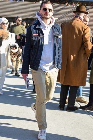 Look alla moda per uomo: Giacca di jeans blu scuro, Felpa con cappuccio bianca, T-shirt girocollo bianca, Chino marrone chiaro