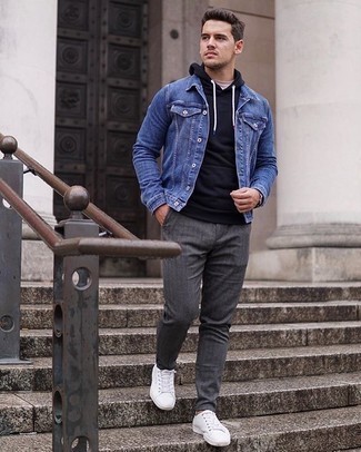 Look alla moda per uomo: Giacca di jeans blu, Felpa con cappuccio blu scuro, T-shirt girocollo rosa, Chino a righe verticali grigio scuro