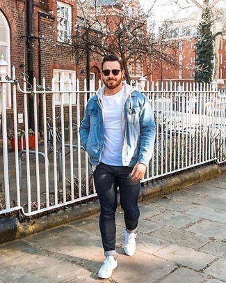 Come indossare e abbinare jeans grigi con sneakers basse di tela bianche: Prova ad abbinare una giacca di jeans azzurra con jeans grigi per un outfit comodo ma studiato con cura. Questo outfit si abbina perfettamente a un paio di sneakers basse di tela bianche.