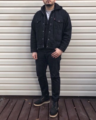 Come indossare e abbinare una giacca di jeans nera e bianca: Potresti abbinare una giacca di jeans nera e bianca con jeans neri per un look spensierato e alla moda. Scegli uno stile classico per le calzature e indossa un paio di stivali casual in pelle scamosciata neri.