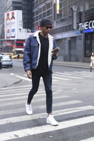Quale felpa indossare con sneakers basse bianche e nere: Mostra il tuo stile in una felpa con jeans aderenti blu scuro per un'atmosfera casual-cool. Sneakers basse bianche e nere sono una splendida scelta per completare il look.
