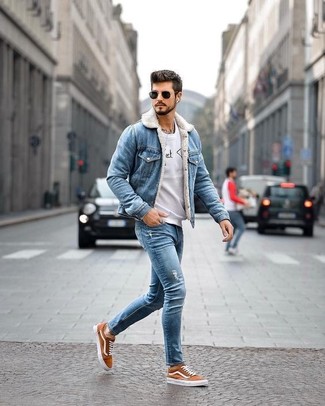 Come indossare e abbinare jeans strappati in autunno 2024 in modo rilassato: Coniuga una giacca di jeans blu con jeans strappati per un'atmosfera casual-cool. Sfodera il gusto per le calzature di lusso e indossa un paio di sneakers basse di tela terracotta. È stupenda scelta per le temperature autunnali!