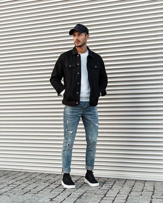 Quale giacca di jeans indossare con jeans aderenti blu scuro in modo rilassato: Abbina una giacca di jeans con jeans aderenti blu scuro per una sensazione di semplicità e spensieratezza. Sneakers basse di tela nere e bianche sono una gradevolissima scelta per completare il look.