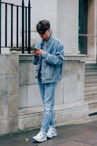 Come indossare e abbinare scarpe sportive bianche e blu per un uomo di 20 anni quando fa caldo in modo casual: Potresti combinare una giacca di jeans azzurra con jeans azzurri per vestirti casual. Per distinguerti dagli altri, mettiti un paio di scarpe sportive bianche e blu.