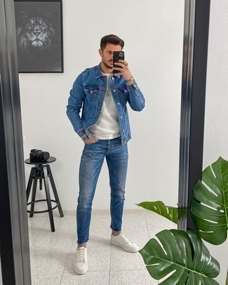 Come indossare e abbinare una giacca di jeans blu con jeans strappati blu per un uomo di 30 anni: Scegli una giacca di jeans blu e jeans strappati blu per un look comfy-casual. Completa il tuo abbigliamento con un paio di sneakers basse in pelle bianche.